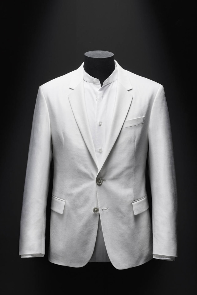 Cortesia Hugo Boss/The New York Times Detalhe do blazer do conjunto Hugo Boss reeditado e colocado à venda por 1.195 dólares (cerca de R$ 5 mil)