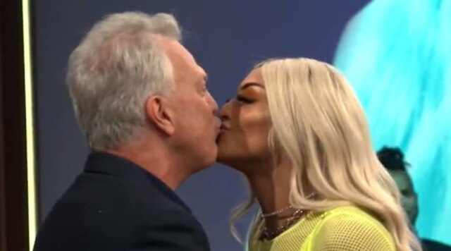 Reprodução de 'Conversa com Bial' (2018) / Globo Pedro Bial dá selinho em Pabllo Vittar durante gravação de seu programa.