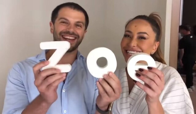 Instagram/sabrinasato Duda Nagle e Sabrina Sato em vídeo sobre o nascimento de Zoe.