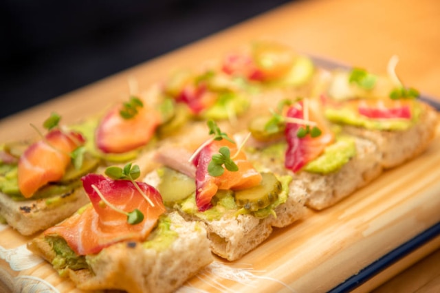 Daniel Teixeira/Estadão Pão da Padaria da Esquina com laranja e semente de coentro na receita é base para as tartines, entre elas a coberta com avocado, picles de pepino e gravlax de salmão com beterraba.