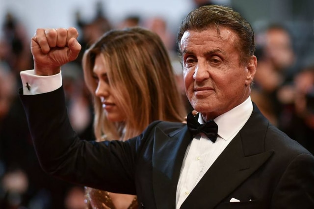 Alberto PIZZOLI/AFP Ator Sylvester Stallone chega para a exibição de 'Homenagem a Sylvester Stallone - Rambo: primeiro sangue' na 72ª edição do Festival de Cannes em Cannes, no sul da França, em 24 de maio de 2019