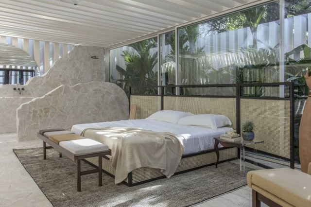 Zeca Wittner A Casa das Sibipirunas, projeto de Otto Felix, que prioriza uma atmosfera natural. Forro permite entrada de luz natural e banho está separado do quarto por placas de pedras irregulares.