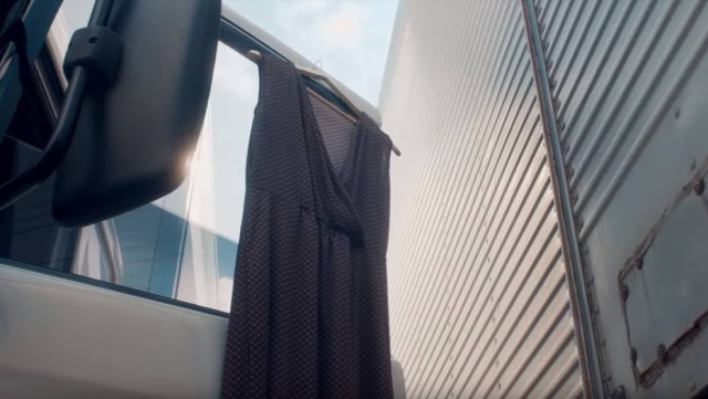 YouTube / Shell Um dos vestidos de Afrodite estendido sobre a porta do caminhão.