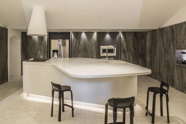 Zeca Wittner Únicos móveis na cozinha de Hess, três banquetas desenhadas pelo arquiteto finlandês Alvar Aalto