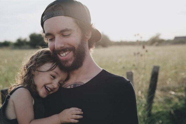 StockSnap/Pixabay Além de estreitar o vínculo entre pai e criança, paternidade ativa possibilita ao homem cuidar melhor da própria saúde.