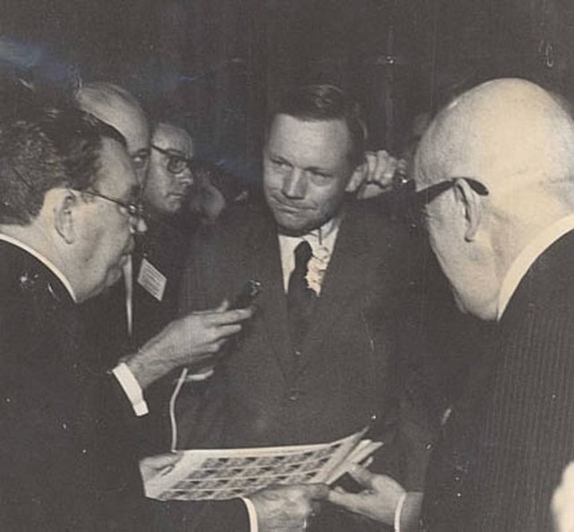 Arquivo/ AE Neil Armstrong é presenteado com selos comemorativos, Rio de Janeiro, RJ, 3/10/1969.