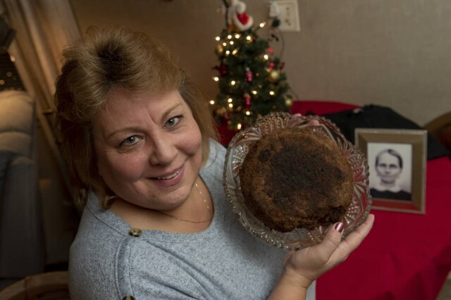 David Guralnick / Detroit News via AP Julie Ruttinger posa com o bolo de 141 anos que é uma herança da família Ford