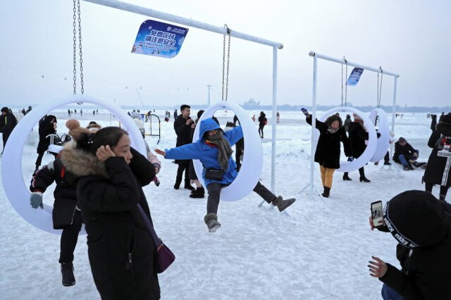 Wu Hong via EFE O Festival de Gelo e Neve de Harbin ocorre desde 1985 e atrai milhares de turistas que andam numa verdadeira cidade de gelo.