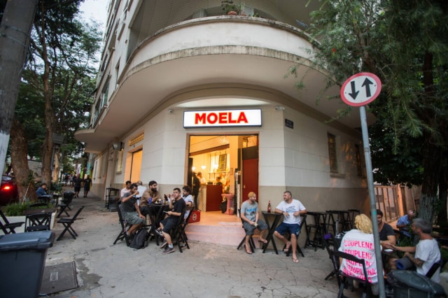 Novo Moela: mesas na calçada em Santa Cecília.
