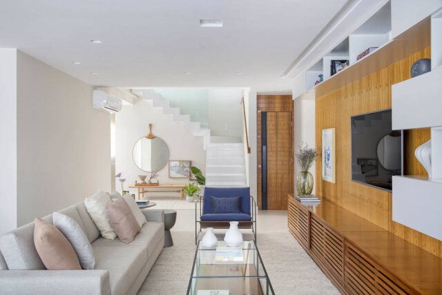 MCA Estúdio Do living, é possível ver o grande charme do apartamento: a escada que dá acesso a cobertura