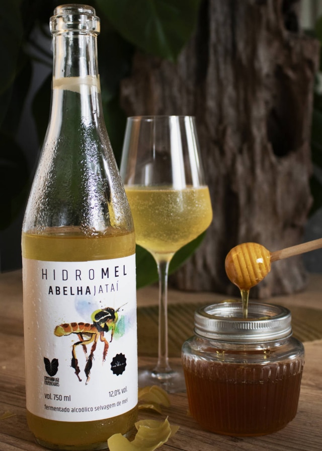 Hidromel feito com mel de abelha jataí, parceria da MBee com a Cia. dos Fermentados.