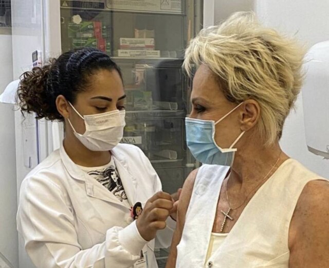 Instagram/@anamaria16 A apresentadora do 'Mais Você', Ana Maria Braga, toma primeira dose da vacina