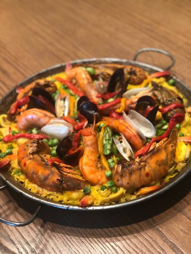Paella valenciana do La Mochina leva camarões, lula, vôngole, frango e costelinha e açafrão.
