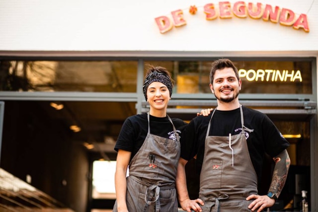 Rubens Kato A cozinha à vista é dividida pelo casal de chefs Julia Tricate e Gabriel Coelho