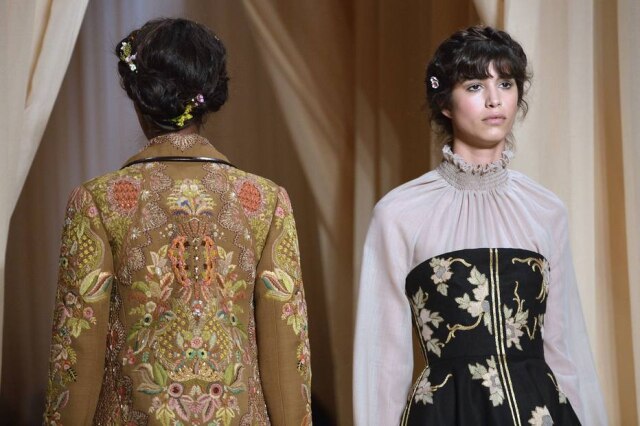 AFP PHOTO / MIGUEL MEDINA A coroa de tranças traz um ar de princesa às modelos da Valentino