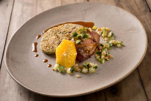 Tadeu Brunelli/Estadão Sobrecoxa laqueada no mel com galette de quinoa.
