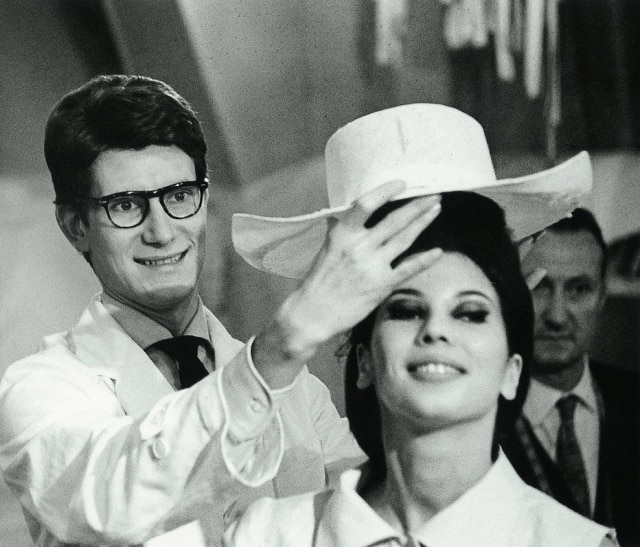 Reprodução/Victor Soto O estilista Yves Saint Laurent trabalhando em seu ateliê