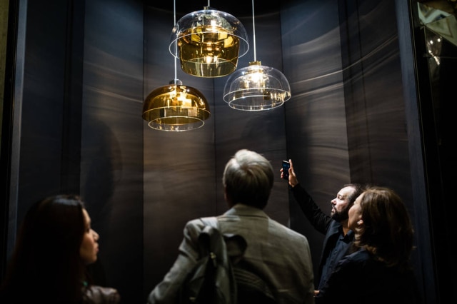 divulgação Visitante observam lustre com influência Art Deco, do Oi atelier