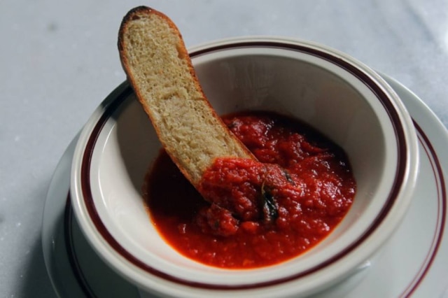 Sergio Castro|Estadão Couvert. Porção de molho de tomate com pão da casa ainda quentinho.