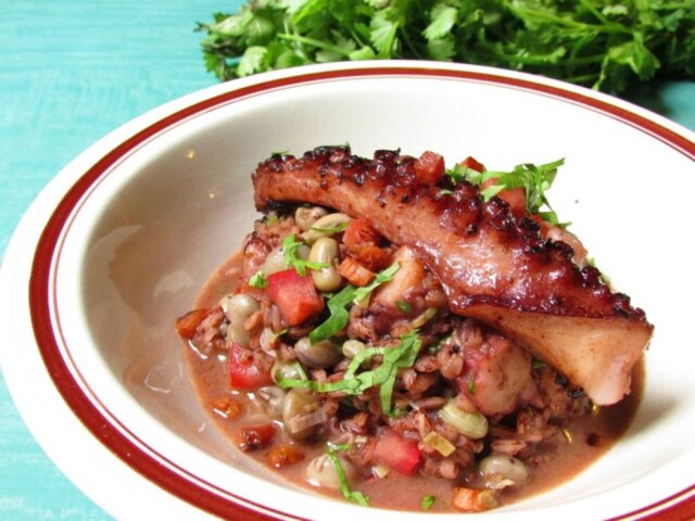 Ma Nava|Divulgação Versão de baião de dois com polvo, arroz vermelho e feijão verde do Jesuíno Brilhante