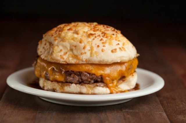 Codo Meletti|Estadão O hambúrguer pony line, com carne dry aged, cheddar inglês e melaço de bacon no pão de cebola