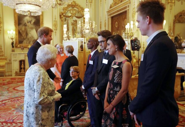 AFP PHOTO/POOL/Jonathan Brady Liam Payne encontrou a Rainha Elizabeth II em evento no Palácio de Buckingham.