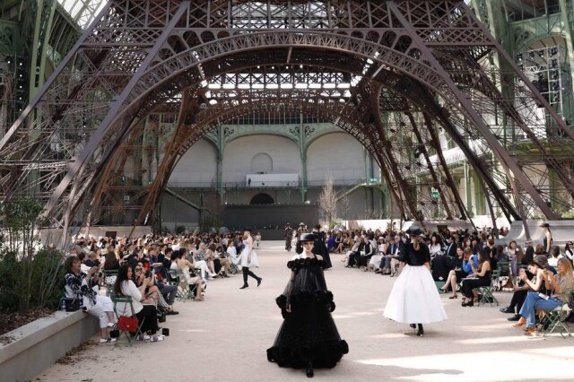 AFP PHOTO / Patrick KOVARIK Desfile da alta costura da Chanel.