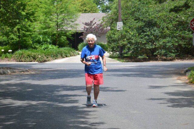 Sarah Netter/CBS Aos 101 anos, Julia Hawkins decidiu disputar maratonas após começar a correr em sua vizinhança.