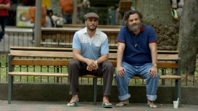 Reprodução de cena da série 'Narcos' (2016) / Netflix Juan Pablo Raba e Wagner Moura tarablharam lado a lado em 'Narcos'