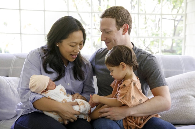 Charles Ommanney/Facebook via AP Mark Zuckerberg, Priscilla Chan, August (esquerda) e Maxima (direita)