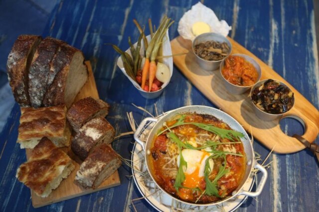 Nilton Fukuda|Estadão Entradas. Shakshuka e porções de antepastos com pão da casa