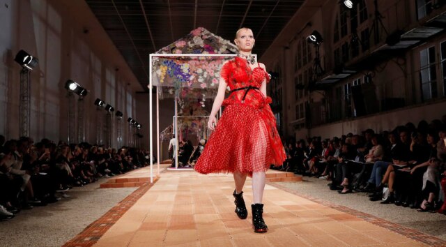 REUTERS/Gonzalo Fuentes Grife Alexander McQueen coloca modelos com curvas em sua passarela