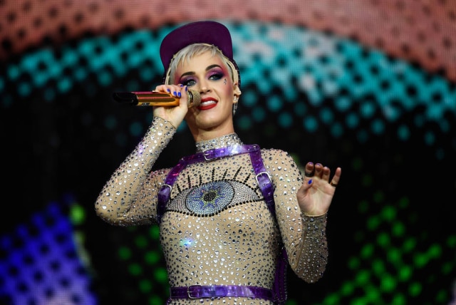Dylan Martinez/Reuters A cantora Katy Perry fez show surpresa durante evento para arrecadação de dinheiro aos sobreviventes de deslizamento de terra na Califórnia