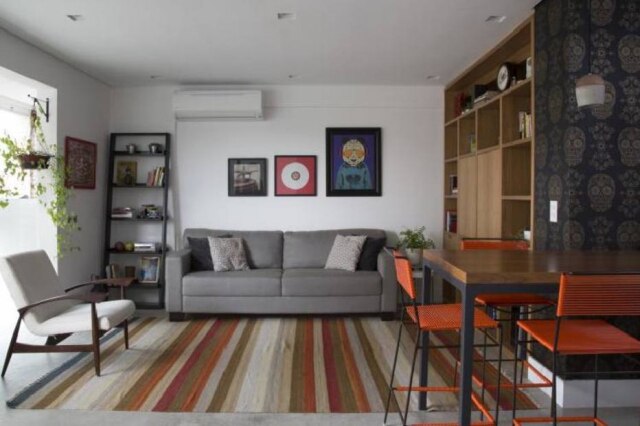Fotos: Evelyn Muller Tapete grande traz sensação de extensão no living.