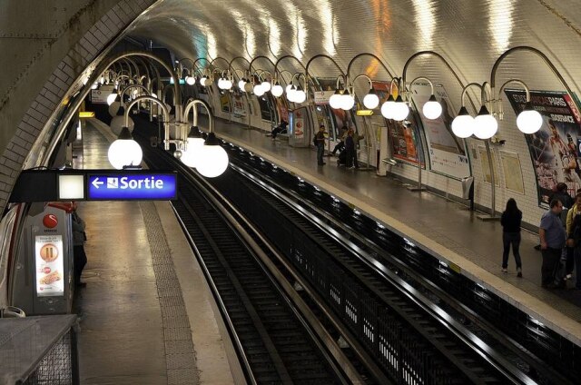 Pixabay/herryway Um bebê nascido no metrô de Paris ganhou passagens grátis pelos primeiros 25 anos de vida