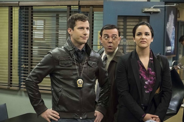Cena de 'Brooklyn Nine-Nine'/Fox Os personagens Jake Peralta (Andy Samberg), Charles Boyle (Joe Lo Truglio) e Amy Santiago (Melissa Fumero).