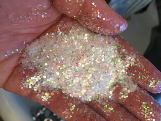Facebook/KhaleesiKait Kaitlyn não se contentou com a quantidade de glitter recebida da primeira vez, então recebeu mais uma encomenda que a fez se arrepender.