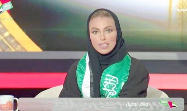 Twitter/@WeamAlDakheel A jornalista Weam Al Dakheel foi a primeira a apresentar um jornal exibido nacionalmente na Arábia Saudita.