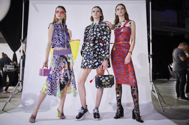 Valerio Mezzanotti/The New York Times Modelos nos bastidores do desfile da Versace em 21 de setembro
