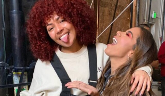 Instagram / @anitta Anitta abraçada com Ashley Everett.