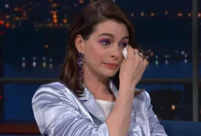 YouTube/The Late Show with Stephen Colbert A atriz Anne Hathaway.