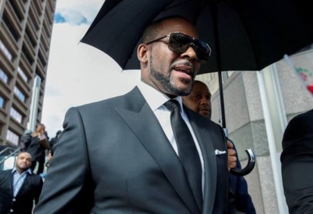 REUTERS/Kamil Krzaczynski O cantor R. Kelly deixa tribunal no condado de Cook, Chicago, Illinois.