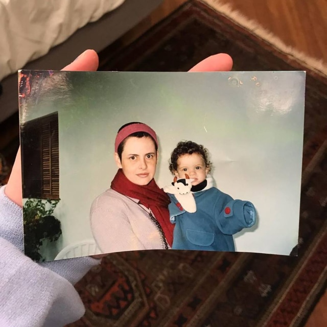 Instagram/@e.mym Estela May, filha de Fernanda Young, publicou foto antiga com a mãe para homenageá-la após a morte da escritora.