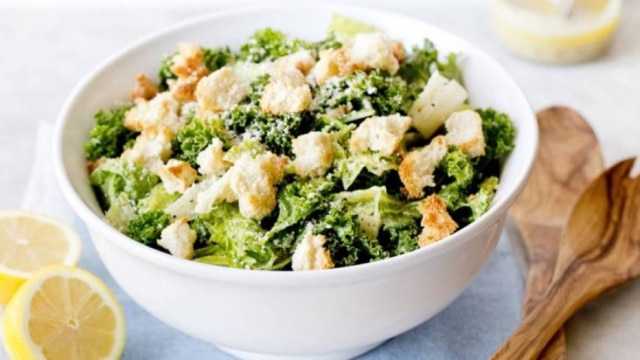 Rikki Snyder/The New York Times Salada caesar com alface romana e couve