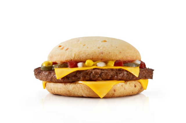 Divulgação Pão de queijo 'burger', novo quitute incorporado ao cardápio do Mc Donald's para celebrar Méqui 1000.
