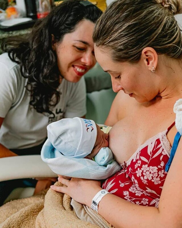 Jaqueline Venncio A consultora de aleitamento materno Érica Lima, da Mame Assessoria Materna, durante atendimento em janeiro, antes da pandemia