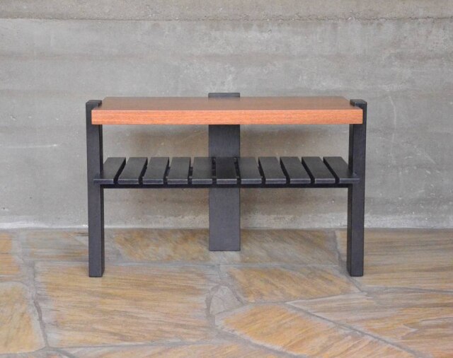Girante Da Girante, a peça pode funcionar como sapateira no hall de entrada ou como mesa lateral, ou rack, na sala. Design Arildo de Andrade