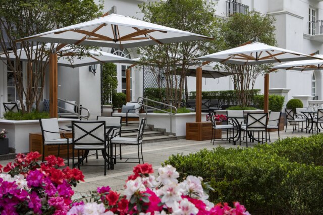 Ricardo D'Angelo Varanda do hotel Tangará que agora abriga o novo restaurante Pateo do Palácio