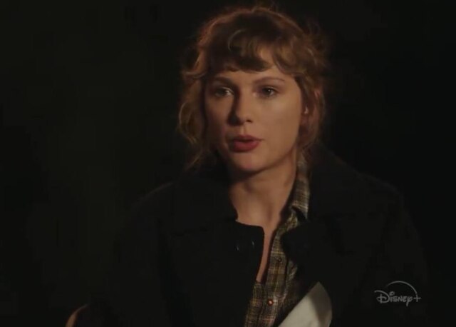 Disney+ / Reprodução Além de tocar todas as músicas de 'Folklore', Taylor Swift também falará sobre o álbum em novo filme