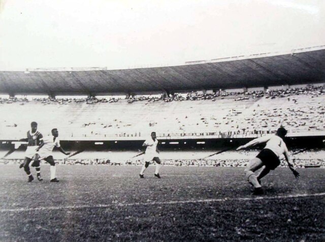 Reprodução Terceira das quatro fotos do gol de placa de Pelé que estavam expostas no Maracanã em 2001.